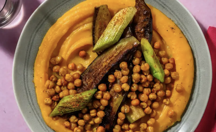 RECETA VEGANA: Puerro y berenjena asados al estilo indio sobre puré cremoso de patata y boniato con garbanzos crujientes