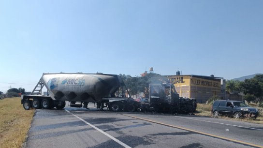 Bloqueos carreteros en Michoacán: Queman vehículos en La Piedad y Zamora