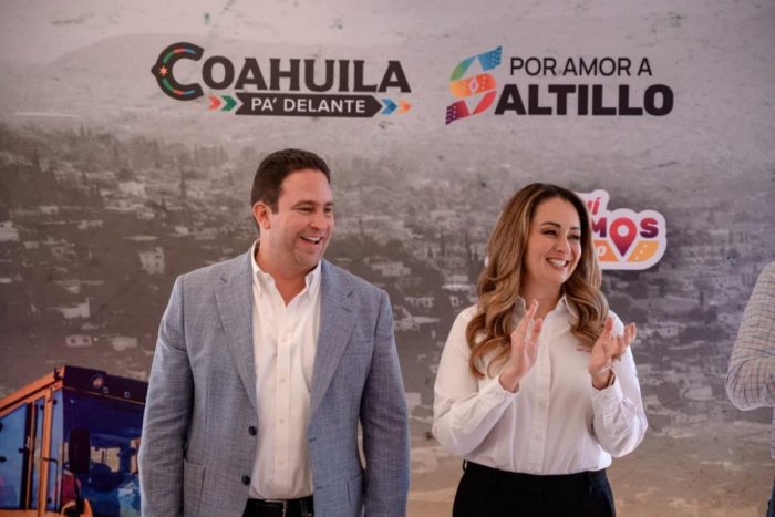 Javier y Luly entregan rehabilitación de plaza en fraccionamiento La Fragua