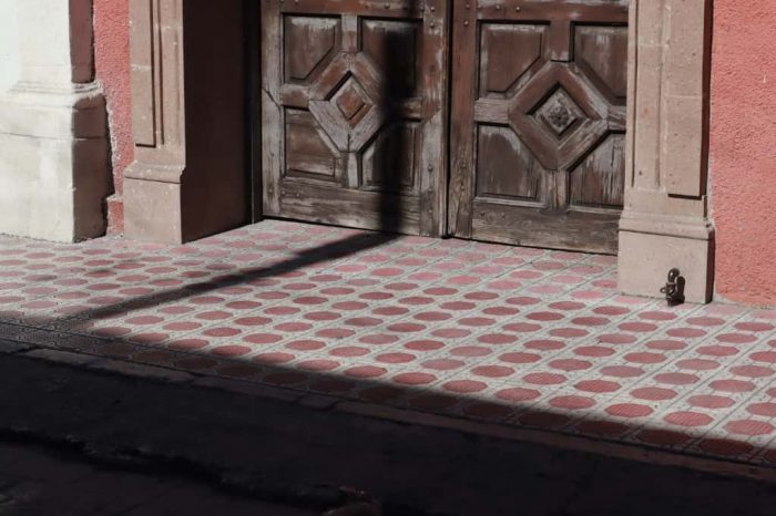 Continúa limpieza profunda en banquetas del Centro Histórico