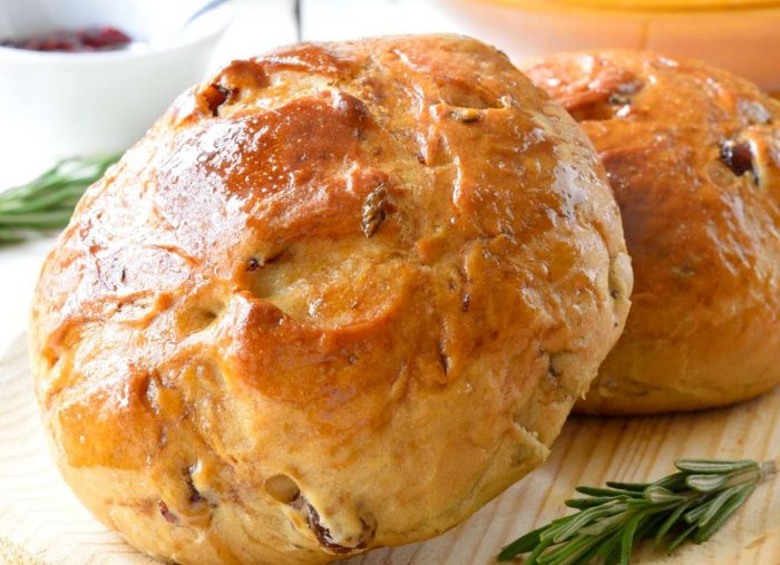 RECETA VEGANA: PAN VEGANO DE ROMERO Y PASAS