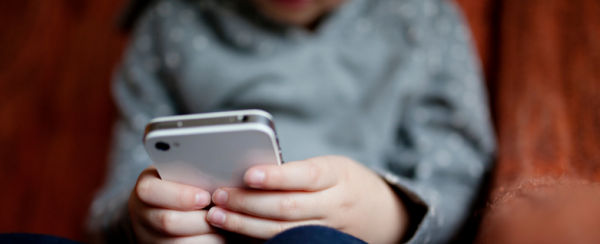 Proponen en el Senado prohibir celulares y dispositivos móviles en escuelas de educación básica