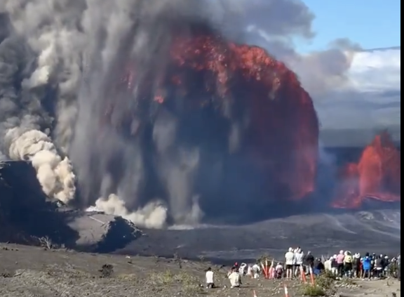 Volcán Kilauea en Hawái, entra en erupción; lava alcanza 370 metros de altura