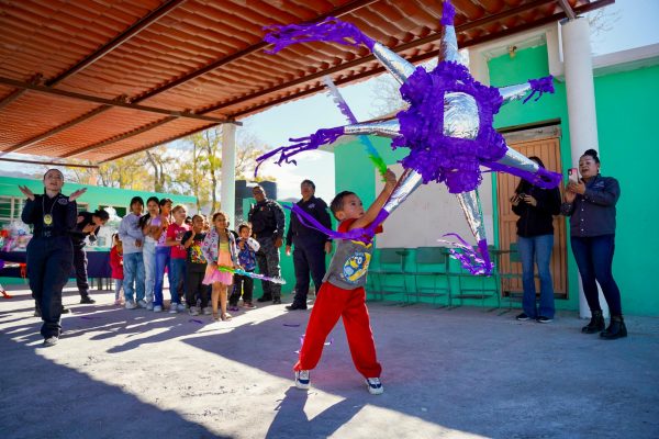 Policía de Ramos lleva alegría navideña al ejido Landeros