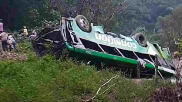 Aumenta a 10 la cifra de muertos y a 32 la de heridos por la volcadura de un autobús en Veracruz