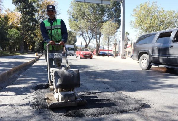 Refuerza Municipio acciones de bacheo en bulevar Valdés Sánchez
