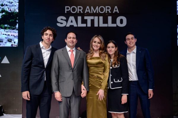 Desean Javier y Luly una Feliz Navidad a las y los saltillenses