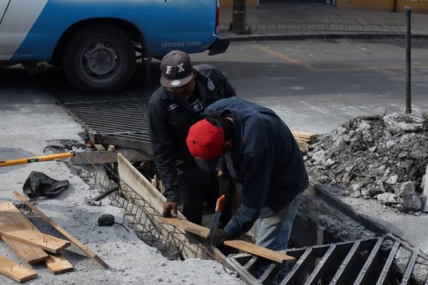 Repara “Aquí Andamos” rejillas pluviales en bulevar Eulalio Gutiérrez
