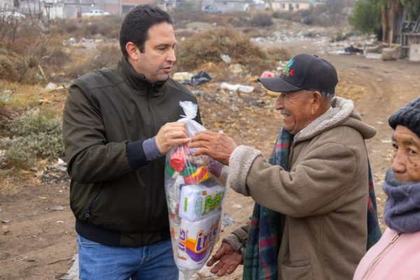 Entrega Javier Díaz apoyos en la Omega por el Frente Frío 25