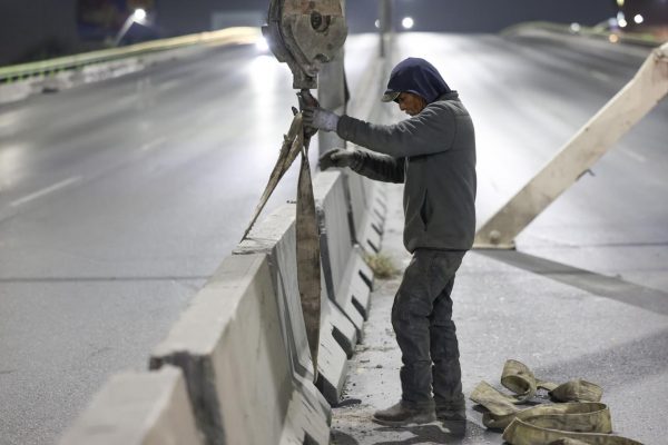 Fortalece Javier Díaz seguridad vial; alinea muros de contención en Venustiano Carranza