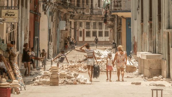 Cortes de luz, hambre y represión: el drama humanitario del pueblo cubano que pone a la dictadura al borde del colapso