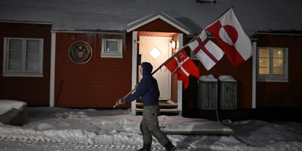 Primer ministro de Groenlandia pide a la población prepararse ante una posible invasión militar