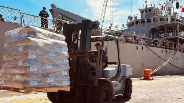 Barcos de México con 814 toneladas de ayuda humanitaria llegan a Cuba