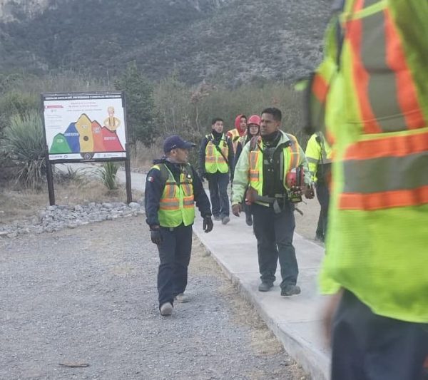 Rescatan bomberos a joven extraviado en Cañón de San Lorenzo