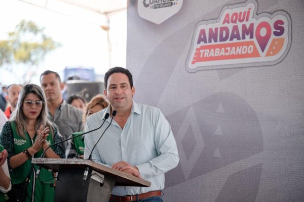Entrega Javier Díaz parabús en beneficio del Conalep Saltillo I
