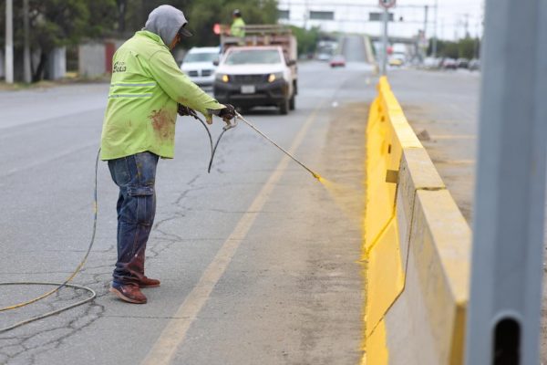Refuerza Javier Díaz limpieza profunda de arroyo en Lomas Verdes