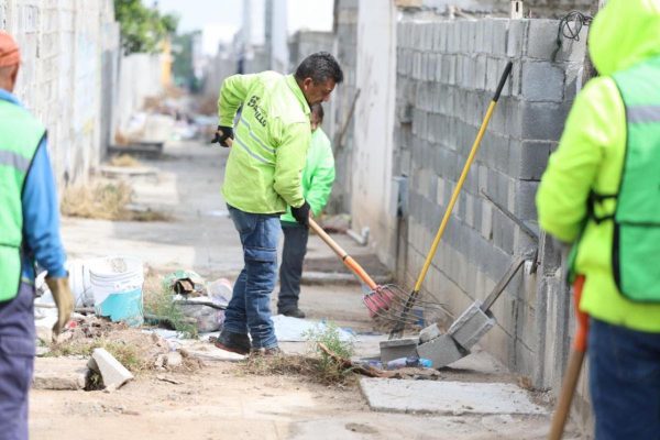 Continúa Javier Díaz jornadas intensivas de limpieza en callejones de Mirasierra