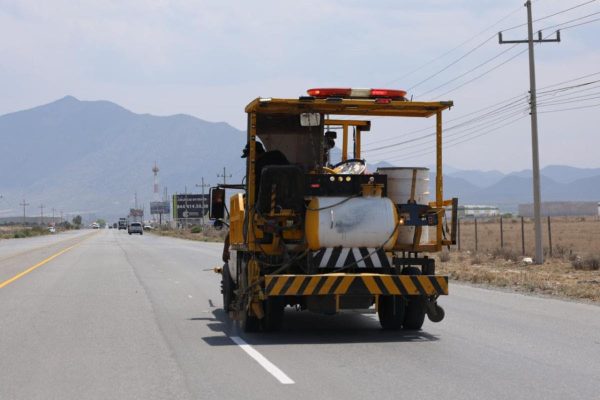Intensifica Saltillo jornada integral de limpieza y mejora vial en la carretera a General Cepeda