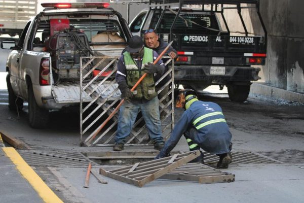 Repara Javier Díaz rejillas pluviales en Avenida Universidad