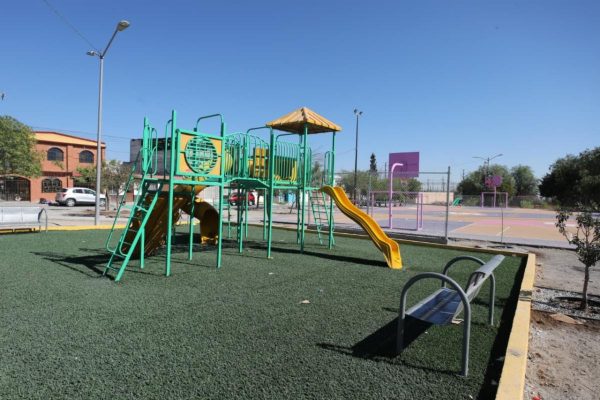 Rehabilita Gobierno de Saltillo plaza pública de la colonia María de León