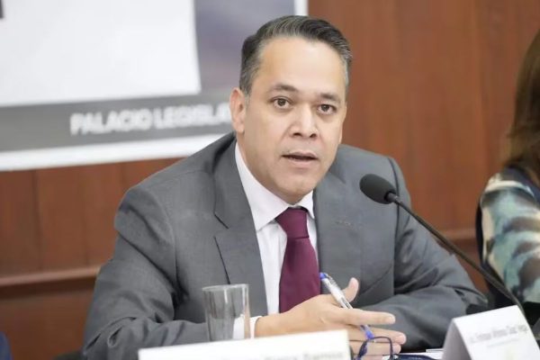 Exsecretario de Finanzas de Rocha Moya arriba a EU tras haberse entregado en Irlanda