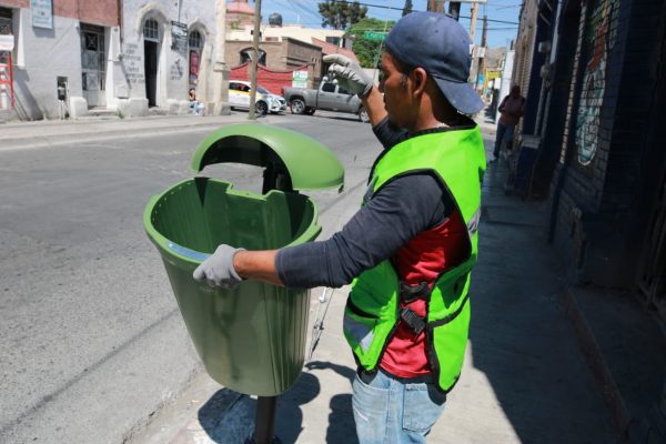 Fortalecen educación ambiental con nuevos botes de basura