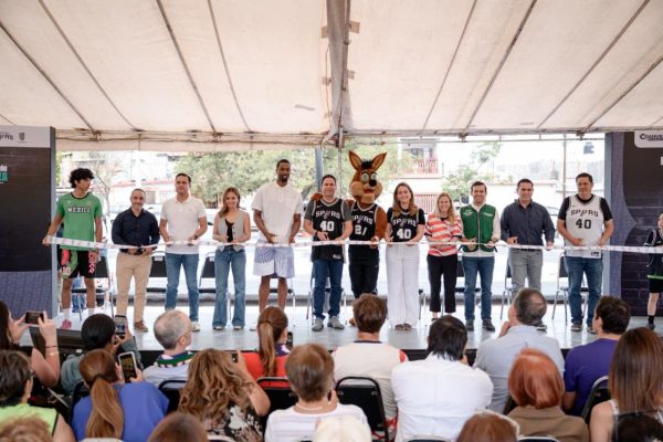 Inauguran Javier, Luly y Harrison Barnes las plazas Satélite Sur Spurs y Lomas del Refugio Spurs