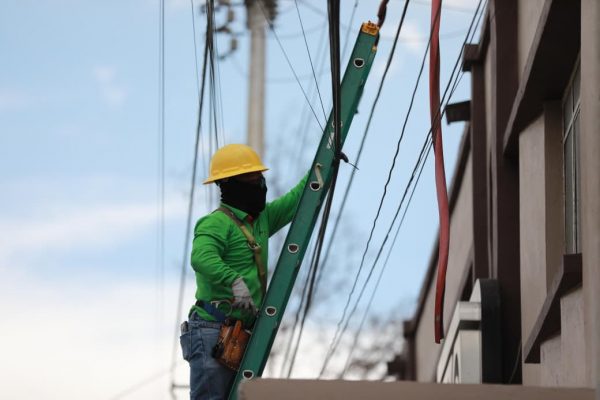 Avanza Saltillo en el retiro de cableado en desuso en el Centro Histórico