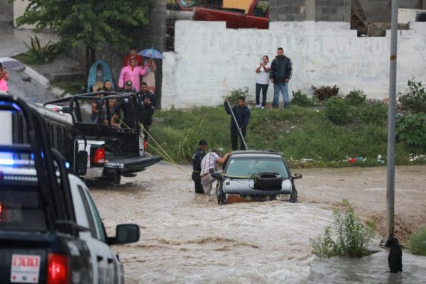 Rescata Policía Saltillo a automovilista que era arrastrado por la lluvia 