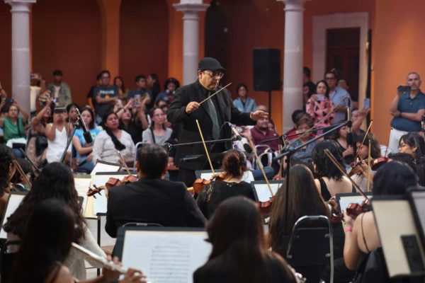Deleita Ismael Cituk Jr. a saltillenses con el tributo a José José en el FINA 2026