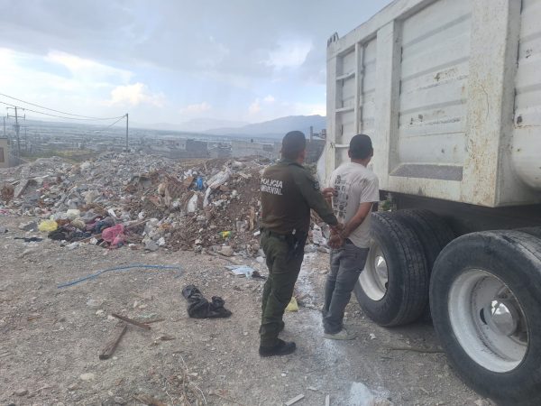 Continúa programa “Tómala Cochino”; detiene Comisaría a hombre por tirar escombro en la vía pública