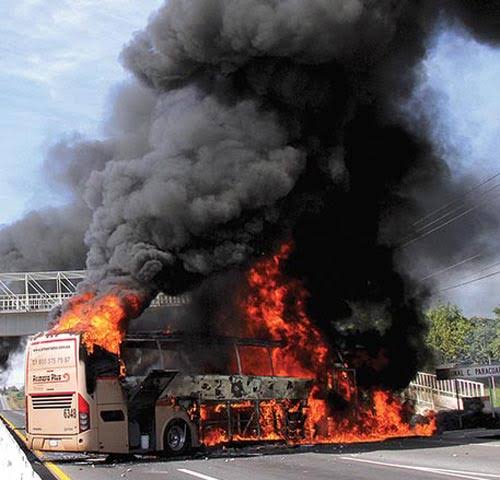 Indígenas purépechas y nahuas incendian dos camiones en Michoacán en protesta contra el gobierno de Bedolla