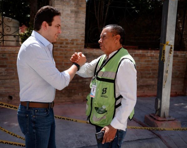 Supervisa Javier Díaz rehabilitación de banquetas en Centro Histórico
