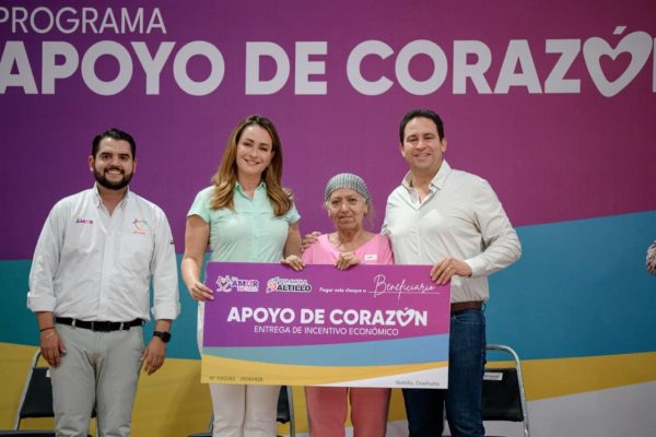 Entregan Javier y Luly “Apoyos de Corazón” a adultos mayores