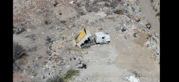 “Tómala Cochino”: lo detienen tirando 10 toneladas de escombro