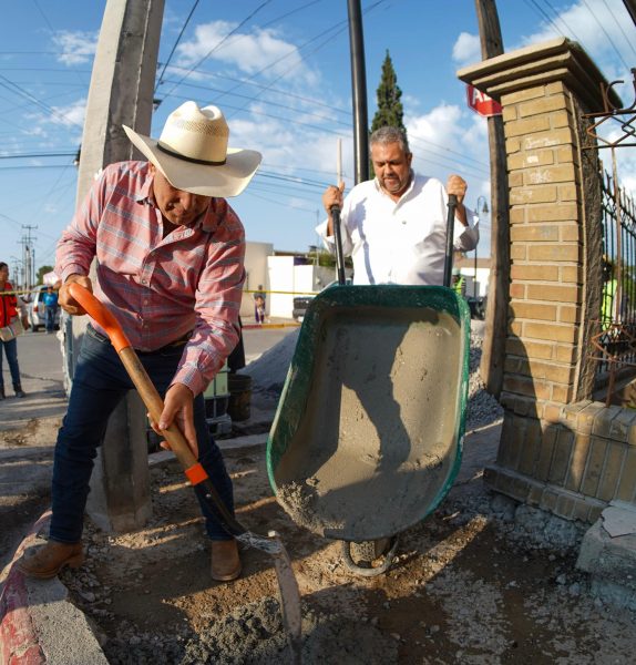 Avanza rehabilitación de banquetas en el Centro de Ramos Arizpe