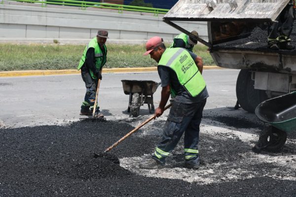 Atiende Municipio rejilla pluvial dañada sobre la lateral del Fundadores