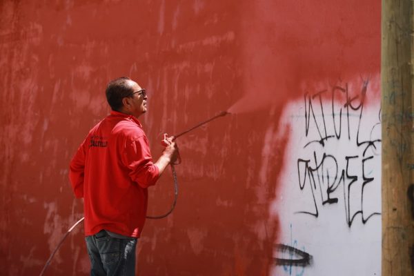 Elimina Javier Díaz grafiti en muros de hogares de Nuevo Teresitas