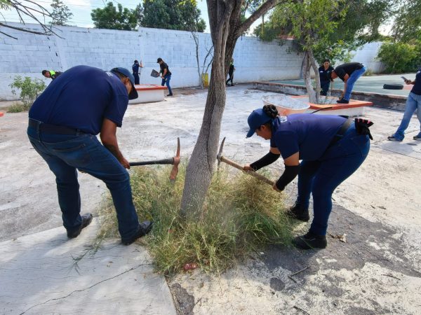 Policías municipales dan mantenimiento a la Escuela Primaria Constituyentes 1917