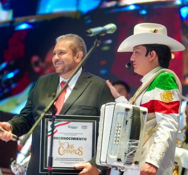Los Dos Carnales ponen a cantar y bailar a Ramos Arizpe