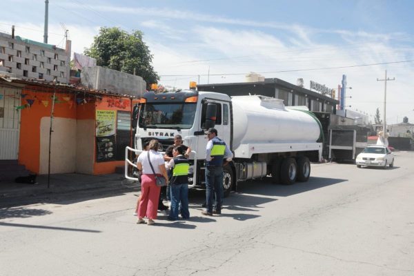 Mantiene Javier Díaz despliegue de pipas de agua en sectores afectados