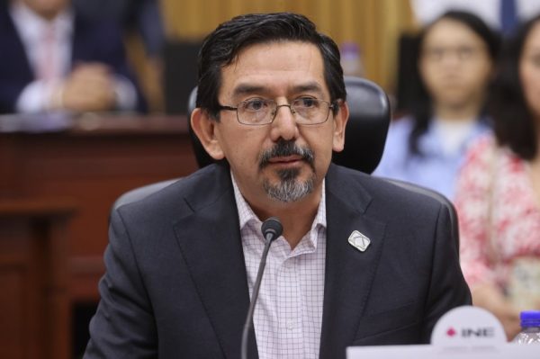 ¿Quién es Arturo Chávez, el consejero que suena ante una posible salida de Taddei del INE?