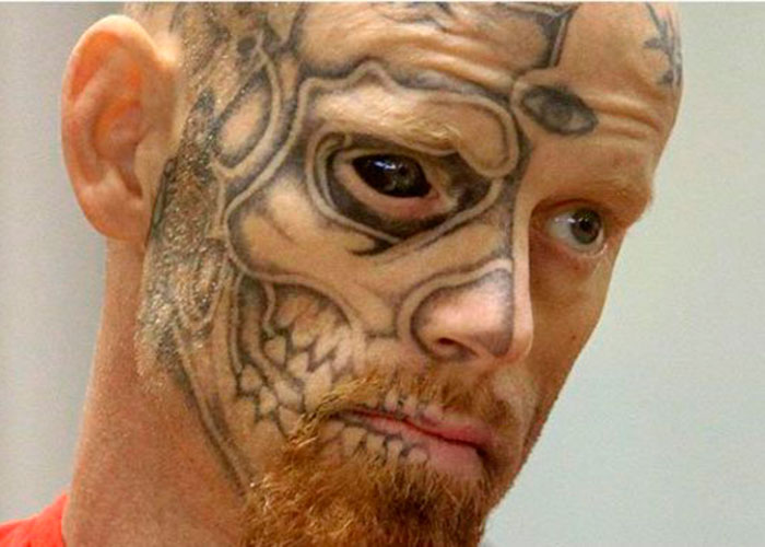 La peligrosa moda de los tatuajes en los ojos