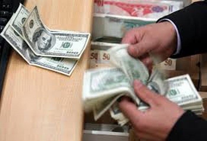 Dólar baja a 15.80 pesos a la venta en bancos