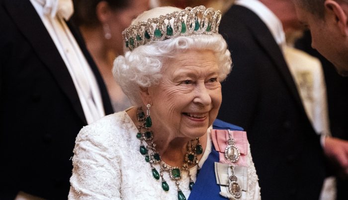 La reina Isabel II anunció quién reemplazará al príncipe Felipe como su acompañante en el desfile por su cumpleaños