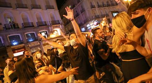 España: Celebran con fiestas en la calle tras cancelar toque de queda