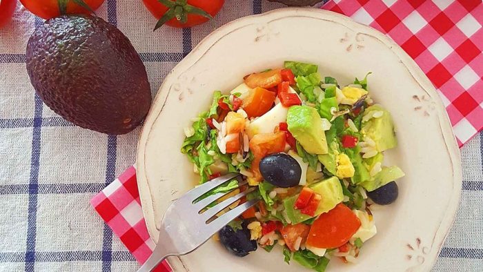 Receta vegana: Ensalada de arroz y aguacate. deliciosa y fácil ¡