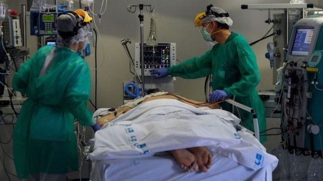 Colocar a pacientes Covid-19 boca abajo reduce riesgo de intubación, sugiere estudio en el que México participa
