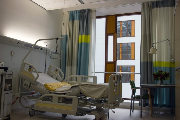 Estudios innecesarios, altos precios de medicamentos: los excesos de hospitales privados