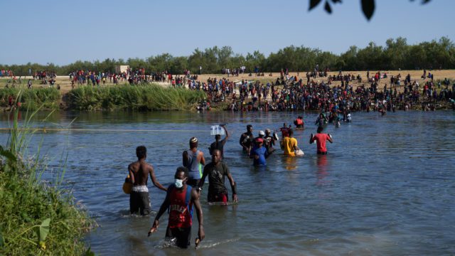 ‘Migrantes se convertirían en delincuentes’: Ebrard explica repercusión si Texas avala ley migratoria